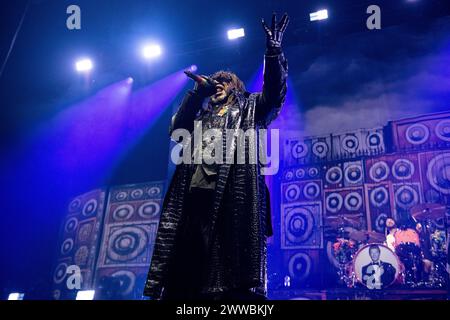 Skindred jouant en concert à Wembley Arena, Londres le 15 mars 2024 Benji Webbe , chanteur Skindred est un groupe de heavy metal gallois formé à Newport, au pays de Galles en 98. Leur style musical mêle heavy metal, rock alternatif et ragga. Le groupe intègre également des éléments de punk rock, punk hardcore, reggae, dancehall, jungle, ska, hip hop, drum and bass, dubstep, et diverses autres influences dans leur musique. Ils sont bien connus pour leurs performances live énergiques et impliquantes, et ont remporté plusieurs prix Banque D'Images