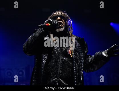 Skindred jouant en concert à Wembley Arena, Londres le 15 mars 2024 Benji Webbe , chanteur Skindred est un groupe de heavy metal gallois formé à Newport, au pays de Galles en 98. Leur style musical mêle heavy metal, rock alternatif et ragga. Le groupe intègre également des éléments de punk rock, punk hardcore, reggae, dancehall, jungle, ska, hip hop, drum and bass, dubstep, et diverses autres influences dans leur musique. Ils sont bien connus pour leurs performances live énergiques et impliquantes, et ont remporté plusieurs prix Banque D'Images