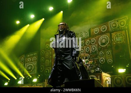 Skindred jouant en concert à Wembley Arena, Londres le 15 mars 2024 Benji Webbe , chanteur Skindred est un groupe de heavy metal gallois formé à Newport, au pays de Galles en 98. Leur style musical mêle heavy metal, rock alternatif et ragga. Le groupe intègre également des éléments de punk rock, punk hardcore, reggae, dancehall, jungle, ska, hip hop, drum and bass, dubstep, et diverses autres influences dans leur musique. Ils sont bien connus pour leurs performances live énergiques et impliquantes, et ont remporté plusieurs prix Banque D'Images