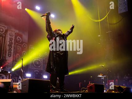 Skindred jouant en concert à Wembley Arena, Londres le 15 mars 2024 Benji Webbe , chanteur Skindred est un groupe de heavy metal gallois formé à Newport, au pays de Galles en 98. Leur style musical mêle heavy metal, rock alternatif et ragga. Le groupe intègre également des éléments de punk rock, punk hardcore, reggae, dancehall, jungle, ska, hip hop, drum and bass, dubstep, et diverses autres influences dans leur musique. Ils sont bien connus pour leurs performances live énergiques et impliquantes, et ont remporté plusieurs prix Banque D'Images