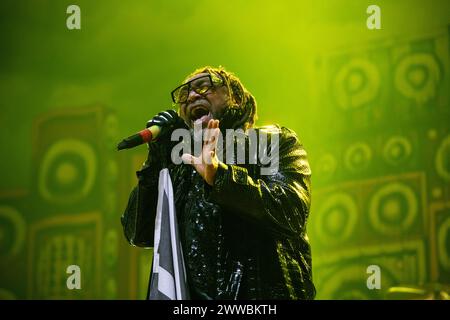 Skindred jouant en concert à Wembley Arena, Londres le 15 mars 2024 Benji Webbe , chanteur Skindred est un groupe de heavy metal gallois formé à Newport, au pays de Galles en 98. Leur style musical mêle heavy metal, rock alternatif et ragga. Le groupe intègre également des éléments de punk rock, punk hardcore, reggae, dancehall, jungle, ska, hip hop, drum and bass, dubstep, et diverses autres influences dans leur musique. Ils sont bien connus pour leurs performances live énergiques et impliquantes, et ont remporté plusieurs prix Banque D'Images