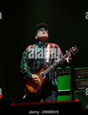 P.O.D. jouant en concert à Wembley Arena, Londres le 15 mars 2024, Marcos Curiel , guitariste P.O.D. (un initialisme pour payable on Death) est un groupe de nu metal chrétien américain formé en 92. Ils ont vendu plus de 12 millions de disques dans le monde. Au cours de leur carrière, le groupe a reçu trois nominations aux Grammy Awards, a contribué à de nombreuses bandes sonores cinématographiques et a fait des tournées internationales. Avec leur troisième album studio, The Fundamental Elements of Southtown, ils obtiennent leur premier succès mainstream ; l'album est certifié disque de platine. Banque D'Images