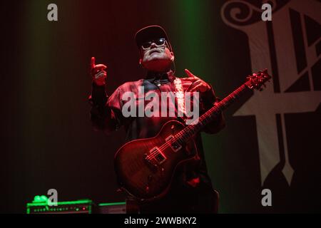 P.O.D. jouant en concert à Wembley Arena, Londres le 15 mars 2024, Marcos Curiel , guitariste P.O.D. (un initialisme pour payable on Death) est un groupe de nu metal chrétien américain formé en 92. Ils ont vendu plus de 12 millions de disques dans le monde. Au cours de leur carrière, le groupe a reçu trois nominations aux Grammy Awards, a contribué à de nombreuses bandes sonores cinématographiques et a fait des tournées internationales. Avec leur troisième album studio, The Fundamental Elements of Southtown, ils obtiennent leur premier succès mainstream ; l'album est certifié disque de platine. Banque D'Images