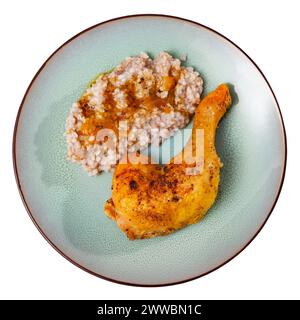 Sarrasin bouilli dans un bol avec cuisses de poulet. Table de dîner, concept de nourriture saine Banque D'Images