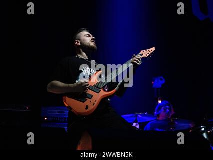 As Everything Unfolds jouant en concert à la Wembley Arena, Londres le 15 mars 2024 Adam Kerr , guitariste principal as Everything Unfolds est un groupe de metal britannique formé en 2013 en tant qu'appariement acoustique. À ce jour, ils ont sorti deux albums. Banque D'Images