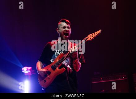 As Everything Unfolds jouant en concert à la Wembley Arena, Londres le 15 mars 2024 Adam Kerr , guitariste principal as Everything Unfolds est un groupe de metal britannique formé en 2013 en tant qu'appariement acoustique. À ce jour, ils ont sorti deux albums. Banque D'Images