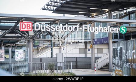 DB Flughafen Düsseldorf, Rhénanie-du-Nord-Westphalie, Allemagne, Europe : Bahnhof - Symbolbild : Bahnverkehr, NRW, Osterferien, Bauarbeiten, Duisbourg, Deutsche Bahn, Brücken, Lärmschutzwände, Oberleitungen, Weichen, Gleise, Essen, Oberhausen, Düsseldorf, Flughafen, Einschränkungen, Bahnstrecken, Pendler, Verkehrseinschränkungen, Bauvorhaben, Modernisierung, Infrastruktur, Schienennetz, Zugverbindungen, Baustellenmanagement, Reiseplanung, Öffentlicher Nahverkehr, Fahrplanänderungen, Mobilitätseinschränkungen, Verkehrsaufkommen, Zugausfälle, Ersatzverkehr, Reisezeitverlängerung, Fahrgastinformationen. * Banque D'Images