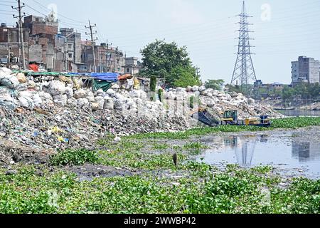 Dhaka, Bangladesh. 23 mars 2024. Des déchets plastiques sont observés dans la rivière Buriganga polluée à Dhaka, au Bangladesh, le 23 mars 2024. Le Bangladesh aurait été classé 10e sur le 20 plus grand pollueur de plastique dans le monde en raison du déversement généralisé de déchets industriels et humains. Crédit : Mamunur Rashid/Alamy Live News Banque D'Images