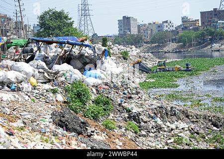 Dhaka, Bangladesh. 23 mars 2024. Des déchets plastiques sont observés dans la rivière Buriganga polluée à Dhaka, au Bangladesh, le 23 mars 2024. Le Bangladesh aurait été classé 10e sur le 20 plus grand pollueur de plastique dans le monde en raison du déversement généralisé de déchets industriels et humains. Crédit : Mamunur Rashid/Alamy Live News Banque D'Images