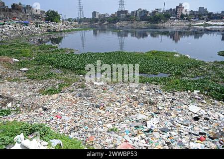 Dhaka, Bangladesh. 23 mars 2024. Des déchets plastiques sont observés dans la rivière Buriganga polluée à Dhaka, au Bangladesh, le 23 mars 2024. Le Bangladesh aurait été classé 10e sur le 20 plus grand pollueur de plastique dans le monde en raison du déversement généralisé de déchets industriels et humains. Crédit : Mamunur Rashid/Alamy Live News Banque D'Images