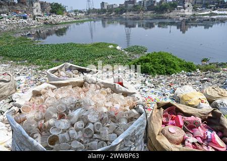 Dhaka, Bangladesh. 23 mars 2024. Des déchets plastiques sont observés dans la rivière Buriganga polluée à Dhaka, au Bangladesh, le 23 mars 2024. Le Bangladesh aurait été classé 10e sur le 20 plus grand pollueur de plastique dans le monde en raison du déversement généralisé de déchets industriels et humains. Banque D'Images