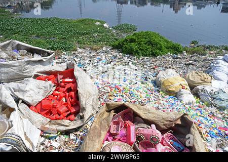 Dhaka, Bangladesh. 23 mars 2024. Des déchets plastiques sont observés dans la rivière Buriganga polluée à Dhaka, au Bangladesh, le 23 mars 2024. Le Bangladesh aurait été classé 10e sur le 20 plus grand pollueur de plastique dans le monde en raison du déversement généralisé de déchets industriels et humains. Banque D'Images