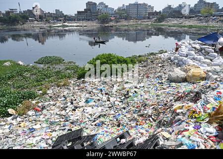 Dhaka, Bangladesh. 23 mars 2024. Des déchets plastiques sont observés dans la rivière Buriganga polluée à Dhaka, au Bangladesh, le 23 mars 2024. Le Bangladesh aurait été classé 10e sur le 20 plus grand pollueur de plastique dans le monde en raison du déversement généralisé de déchets industriels et humains. Banque D'Images