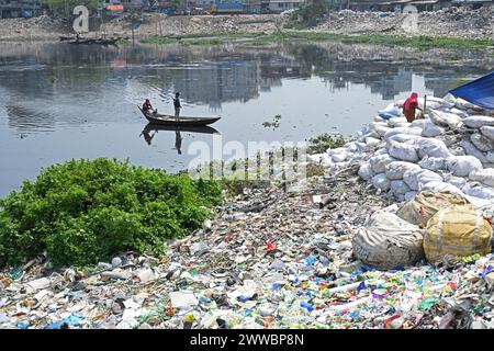 Dhaka, Bangladesh. 23 mars 2024.des déchets plastiques sont observés dans la rivière Buriganga polluée à Dhaka, Bangladesh, le 23 mars 2024. Le Bangladesh aurait été classé 10e sur le 20 plus grand pollueur de plastique dans le monde en raison du déversement généralisé de déchets industriels et humains. Banque D'Images