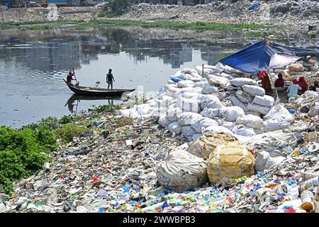 Dhaka, Bangladesh. 23 mars 2024.des déchets plastiques sont observés dans la rivière Buriganga polluée à Dhaka, Bangladesh, le 23 mars 2024. Le Bangladesh aurait été classé 10e sur le 20 plus grand pollueur de plastique dans le monde en raison du déversement généralisé de déchets industriels et humains. Banque D'Images