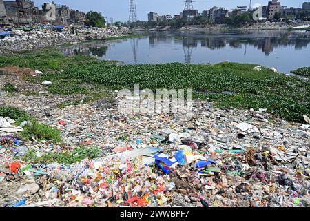 Dhaka, Bangladesh. 23 mars 2024.des déchets plastiques sont observés dans la rivière Buriganga polluée à Dhaka, Bangladesh, le 23 mars 2024. Le Bangladesh aurait été classé 10e sur le 20 plus grand pollueur de plastique dans le monde en raison du déversement généralisé de déchets industriels et humains. Banque D'Images