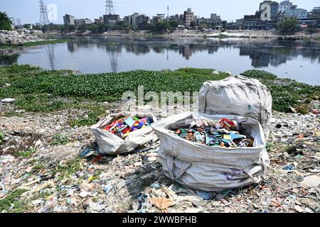 Dhaka, Bangladesh. 23 mars 2024.des déchets plastiques sont observés dans la rivière Buriganga polluée à Dhaka, Bangladesh, le 23 mars 2024. Le Bangladesh aurait été classé 10e sur le 20 plus grand pollueur de plastique dans le monde en raison du déversement généralisé de déchets industriels et humains. Banque D'Images