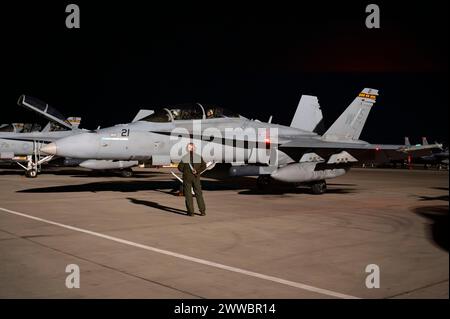 Les US Marines attendent pour faire rouler un F/A-18 Hornet pendant Red Flag, à la base aérienne de Nellis, Nevada, le 21 mars 2024. Banque D'Images