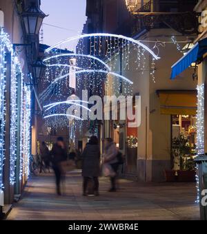 Vue sur les ruelles illuminée de Noël dans la nuit Parme de l'Italie Banque D'Images