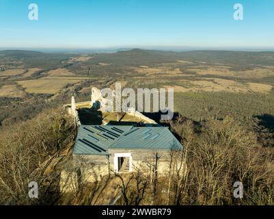 Vue aérienne sur le château de Rezi (nom hongrois est Rezi Var) il s'agit d'un ancien fort historique en ruines dans la région des hautes terres de Balaton. Construit en Xi centu Banque D'Images