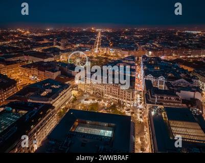 ci-dessus, vue d'oeil d'oiseau de la ville, budapest par nuit, centre-ville de budapest, paysage de ville, worosmarty square, roue de ferris, illuminée, ville illuminée, rue lig Banque D'Images