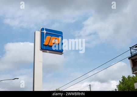 BOLOGNE, ITALIE - 20 AVRIL 2022 : bannière de la station-service IP vendant de l'essence et du carburant diesel Banque D'Images