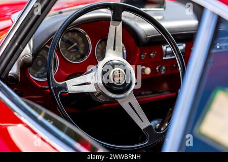 Linthe, ALLEMAGNE - 27 MAI 2023 : L'intérieur de la voiture de sport Alfa Romeo Giulietta Sprint Speciale, 1962. Die Oldtimer Show 2023. Banque D'Images