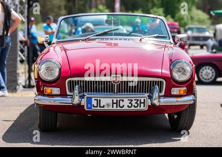 Linthe, ALLEMAGNE - 27 MAI 2023 : la voiture de sport MG MGB, 1973. Die Oldtimer Show 2023. Banque D'Images