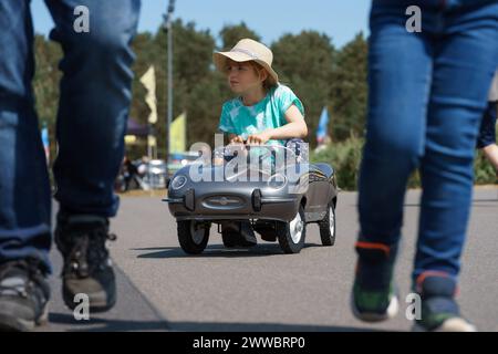 Linthe, ALLEMAGNE - 27 MAI 2023 : un enfant monte une voiture Jaguar rétro à pédales. Die Oldtimer Show 2023. Banque D'Images