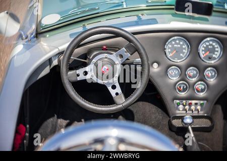 Linthe, ALLEMAGNE - 27 MAI 2023 : L'intérieur de la voiture de sport AC Cobra 427, 1974. Lentille artistique. Bokeh tourbillonnant. Die Oldtimer Show 2023. Banque D'Images