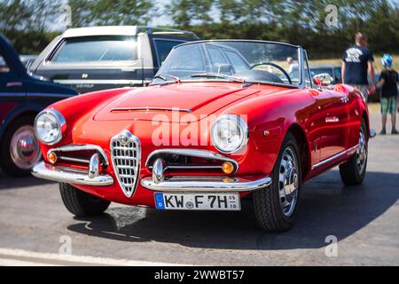 Linthe, ALLEMAGNE - 27 MAI 2023 : la voiture de sport Alfa Romeo Giulia Spider. Lentille artistique. Bokeh tourbillonnant. Die Oldtimer Show 2023. Banque D'Images