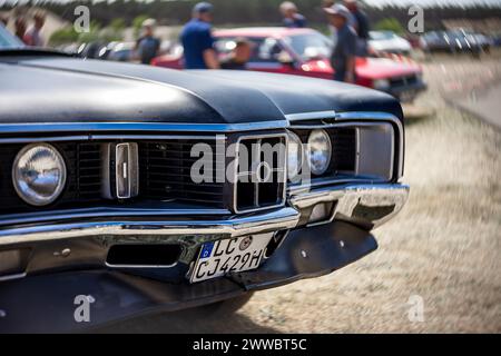 Linthe, ALLEMAGNE - 27 MAI 2023 : le détail d'une voiture muscle Mercury Cyclone Spoiler, 1970. Lentille artistique. Bokeh tourbillonnant. Die Oldtimer Show 2023. Banque D'Images