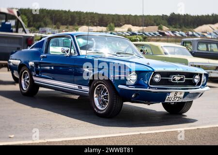 Linthe, ALLEMAGNE - 27 MAI 2023 : The muscle car Ford Mustang, 1965. Lentille artistique. Bokeh tourbillonnant. Die Oldtimer Show 2023. Banque D'Images