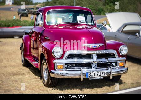 Linthe, ALLEMAGNE - 27 MAI 2023 : la piste de pick-up Chevrolet 3100 Stepside, 1954. Lentille artistique. Bokeh tourbillonnant. Die Oldtimer Show 2023. Banque D'Images