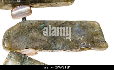 perle polie de pierre de labradorite naturelle isolée sur fond blanc gros plan Banque D'Images