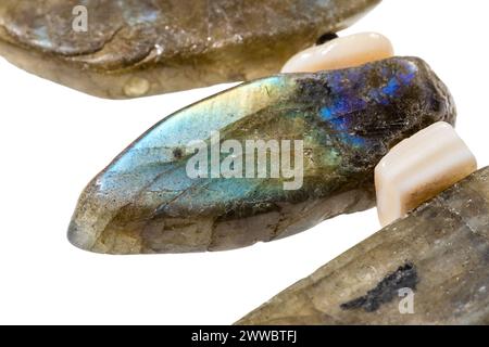 perle polie de pierre précieuse naturelle labradorite isolée sur fond blanc gros plan Banque D'Images