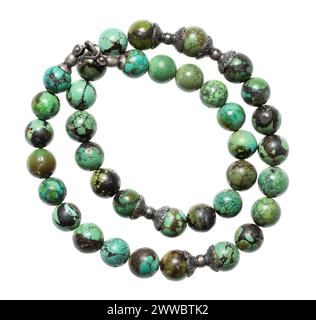 collier antique de vieilles perles rondes turquoise naturelles isolées sur fond blanc Banque D'Images