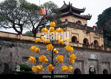 Citadelle impériale de Thang long avec drapeau vietnamien et arbre à fleurs jaune Banque D'Images