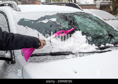 Voiture, nettoyage de la neige du pare-brise en hiver Banque D'Images