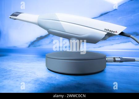 Lviv, Ukraine - 29 décembre 2018 : scanner dentaire 3D 3Shape au cabinet du dentiste. Banque D'Images