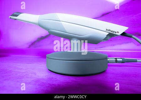 Lviv, Ukraine - 29 décembre 2018 : scanner dentaire 3D 3Shape au cabinet du dentiste. Banque D'Images