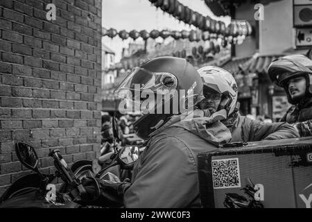 Les livreurs font une pause dans le quartier chinois de Londres. Banque D'Images