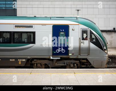 Un train en attente à un quai de la gare de Tara Street, Dublin City, Irlande. Banque D'Images