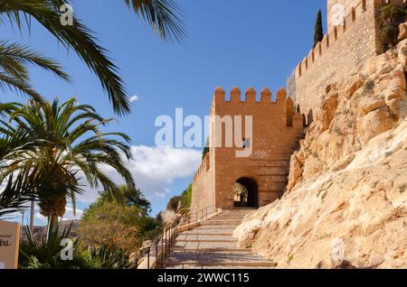 ALMERIA, ESPAGNE - 26 FÉVRIER 2024 la citadelle, le château et les remparts du Cerro de San Cristobal dans la ville espagnole d'Almeria, l'un des plus importants A Banque D'Images