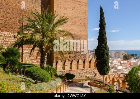 ALMERIA, ESPAGNE - 26 FÉVRIER 2024 la citadelle, le château et les remparts du Cerro de San Cristobal dans la ville espagnole d'Almeria, l'un des plus importants A Banque D'Images