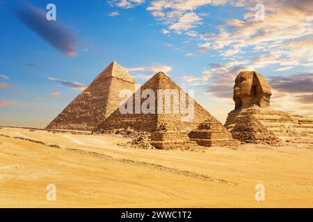 Le Sphinx de Gizeh à côté des pyramides d'Egypte et ses compagnons dans les sables du désert de Gizeh, Egypte Banque D'Images
