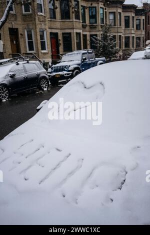 Un coeur et un "bonjour" écrit dans la fenêtre neigée d'une voiture garée à South Park Slope, Brooklyn Banque D'Images