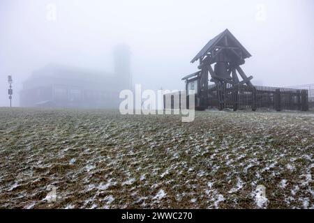 Größer könnten die Wettergegensätze nicht sein. Nach einem schon fast frühsommerlichen Freitag von Temperaturen bis 21 ÂC folgt der Kälteabsturz am Samstag. UM über 20 ÂC Sank das thermomètre. IM Erzgebirge Gab es sogar Luftfrost und Schneefall. Ein markanter Kälteeinbruch brachte sogar den Winter zurück. Die Menschen erwischte es eiskalt. Mütze und Handschuhe waren auf dem Fichtelberg Pflicht. Dazu Gab es heftige Sturmböen. Die gefühlte Temperatur lag BEI unter - 5 ÂC. Einige Frühblüher wurden von etwas Schnee bedeckt. Und auch die Winterausrüstung sollte noch nicht abgeschrieben werden. AM S. Banque D'Images