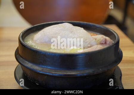 Samgyetang est une soupe coréenne traditionnelle pour la santé à base de poulet Banque D'Images