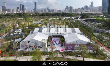 Shenzhen. 22 mars 2024. Une photo de drone aérienne prise le 22 mars 2024 montre une vue de la piste florale, qui se compose de trois pavillons d'exposition, au Greater Bay Area Flower Show à Shenzhen, dans la province du Guangdong, au sud de la Chine. Le Greater Bay Area Flower Show a débuté ici samedi. Couvrant une surface d'exposition de plus de 38 000 mètres carrés, l'événement compte 44 jardins variés et durera jusqu'au 1er avril. Crédit : Liang Xu/Xinhua/Alamy Live News Banque D'Images